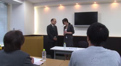 DLY-007新闻发布会上赔罪道歉的女OL社员在全国观众面前被干