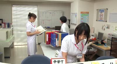 mimk-006经典漫改当护士老妈在别的男人面前脱下白衣后是从未见过的淫荡表情中篇