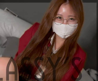 FC2PPV-4665799 戴眼镜的18岁可爱女孩