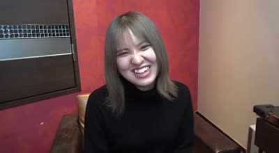 FC2PPV-3319634一位笑容灿烂的迷人女孩被内射