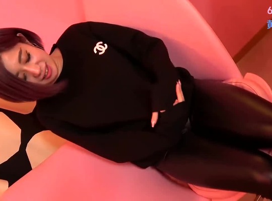 FC2PPV-1063828初次拍摄全脸露出短发非常适合治愈型美女啦兰酱的竟然人生中首次露点