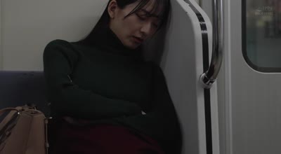 moon-041最终マンズリ电车 谁もいない2人きりの车内で美人刚毛OLが股间を広げ见せつけオナニーくちゅくちゅくちゅ… 铃木真夕