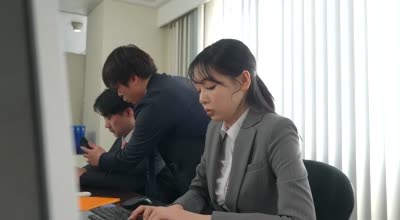 fns-031信頼していた上司に里切られキメセク渍けで取引先にSEX上纳された美人女子社员 时田亜美