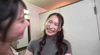 AUKG-620 谁か来たらどうするの…？狭いトイレで浓厚密着レズ爱抚