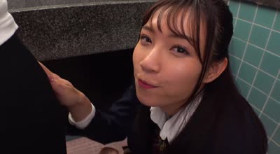 USAG-078 バレたらヤバイ！授业を抜け出してトイレで即尺フェラチオ！たっぷり舌上発射编