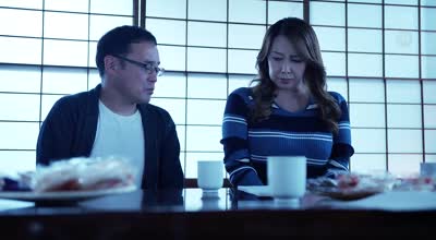 JUR-469 町内会の乳オナホにされた人妻 ～熟乳を躾ける中年オヤジの轮●集会～ 风间ゆみ