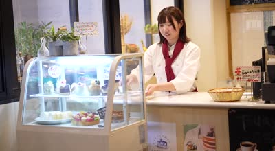 MIFD-485 新人 ミ〇ュ〇ン2つ星店で修行中の顔バレNGパティシエ素人娘 性欲强すぎて势いでマスク取っちゃっておっぱい丸出し中出しAV debut！！ りんちゃん