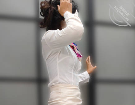 周末还在家里穿着工作服的妈妈