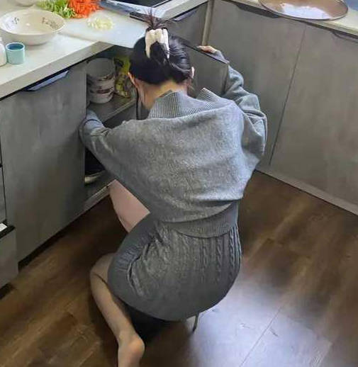 老爸不在家我熘进爸妈房间内射36岁后妈