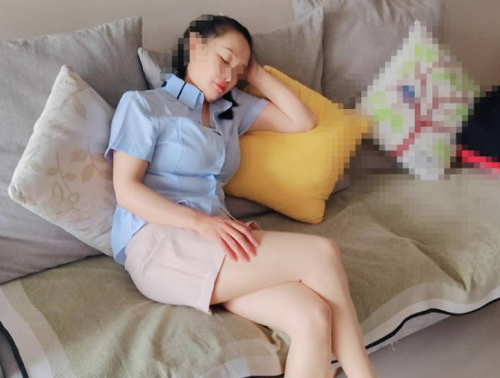 趁妈妈午休时插进了她的馒头穴让妈妈夹着我的精液去上班