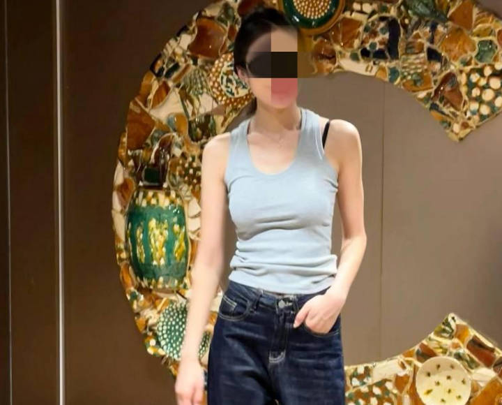 撕烂姐姐的丝袜勐吸她的嫩穴把鸡巴强行塞入她的嘴