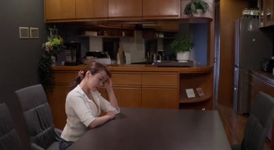 JUR-579和<span style="color: #ff5b82">儿</span><span style="color: #ff5b82">子</span>的朋友已经当了5年炮友跟小自己那么多岁的男孩玩这种危险火-藤かんな