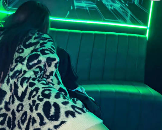 在KTV当着小外甥面操姐姐并内射被他看到了疯狂又刺激