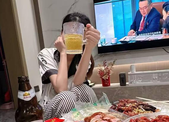 把老妈灌醉看到老妈今天穿得好少忍不住就<span style="color: #ff5b82">强</span><span style="color: #ff5b82">奸</span>了她