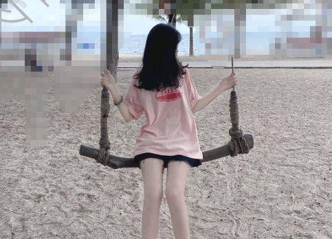 爆操生气的<span style="color: #ff5b82">女</span><span style="color: #ff5b82">儿</span><span style="color: #ff5b82">女</span><span style="color: #ff5b82">儿</span>穿着学校艺术节留下的白色丝袜真是爽到怀疑人生