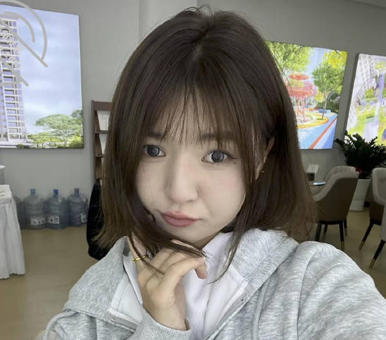 酒店新操超嫩小黄毛刚开始还挺装一摸小水流流出来了