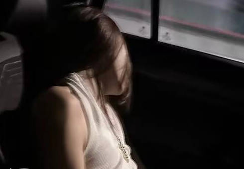 妈妈去喝了很多酒走错房间了爬到我床上我强行上了她