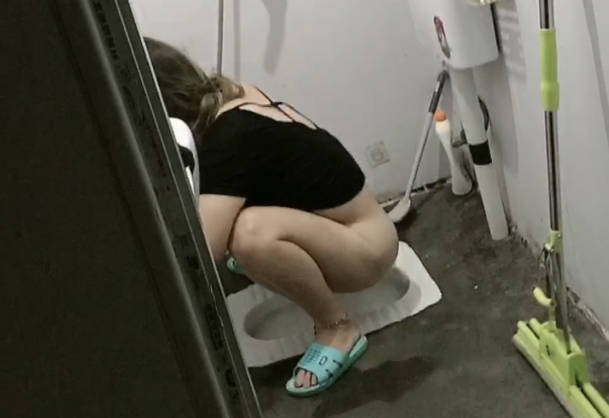 <span style="color: #ff5b82">偷</span><span style="color: #ff5b82">拍</span>妈妈洗澡给妈妈灌醉强上