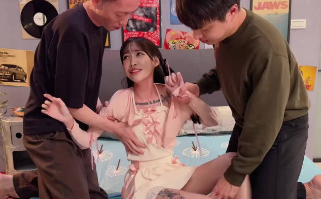 EdMosaic03-06绑来目中无人的小嫣原本想小小惩罚让她哭爹喊娘中途剧情反转原来她才是那个小恶魔<span style="color: #ff5b82">强</span><span style="color: #ff5b82">奸</span>两男