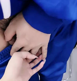 性感骚货老师诱惑还在补习的<span style="color: #ff5b82">学</span><span style="color: #ff5b82">生</span>摸奶子