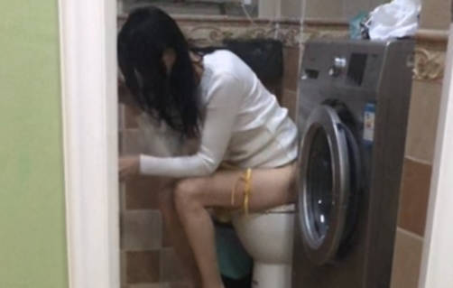 马桶上疯狂捅正在撒尿的老娘最后射在肚子上