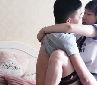 跟女朋友吵架了买了一台苹果17给他把她哄好了