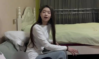 今天约了一个05年肤白貌美175大长腿-书生