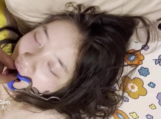 高冷<span style="color: #ff5b82">女</span>神被同班小伙多次套路迷奸掰眼口交丝袜制服各种玩弄