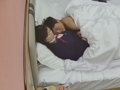 大学城民宿偷拍<span style="color: #ff5b82">学</span><span style="color: #ff5b82">生</span>情侣JK学妹被男友无套暴力操最后射肚子上