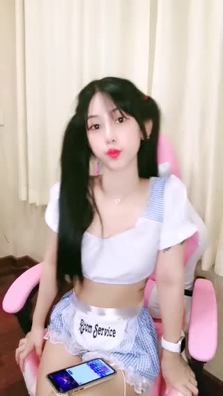 满背纹身双马尾萌妹 清纯又酷酷 看背上纹身扶着屁股后入