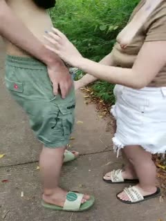 【<span style="color: #ff5b82">户</span><span style="color: #ff5b82">外</span><span style="color: #ff5b82">勾</span><span style="color: #ff5b82">引</span>啪啪啪】坐标成都，姐妹俩俩公园勾搭，极品美乳，露脸口交，幽静小路上后入紧啪啪，张刺刺激玩得就心跳