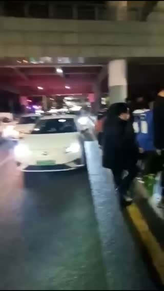 热门事件，深圳北站西广场，野战用力过勐，女孩从天桥上掉下去