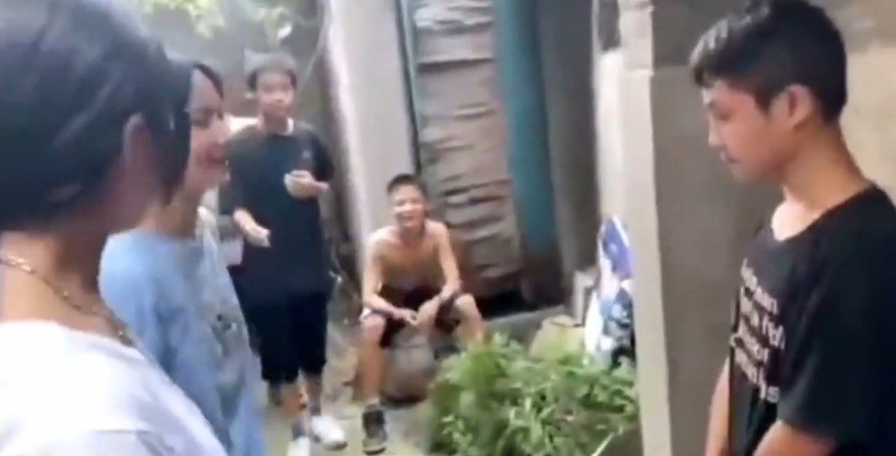 小男孩被同学<span style="color: #ff5b82">霸</span><span style="color: #ff5b82">凌</span>的!