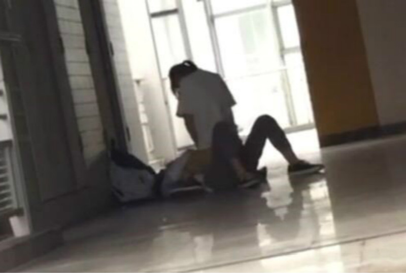 【国产馆】华师大<span style="color: #ff5b82">中</span><span style="color: #ff5b82">学</span><span style="color: #ff5b82">生</span>校园大尺度完整视频