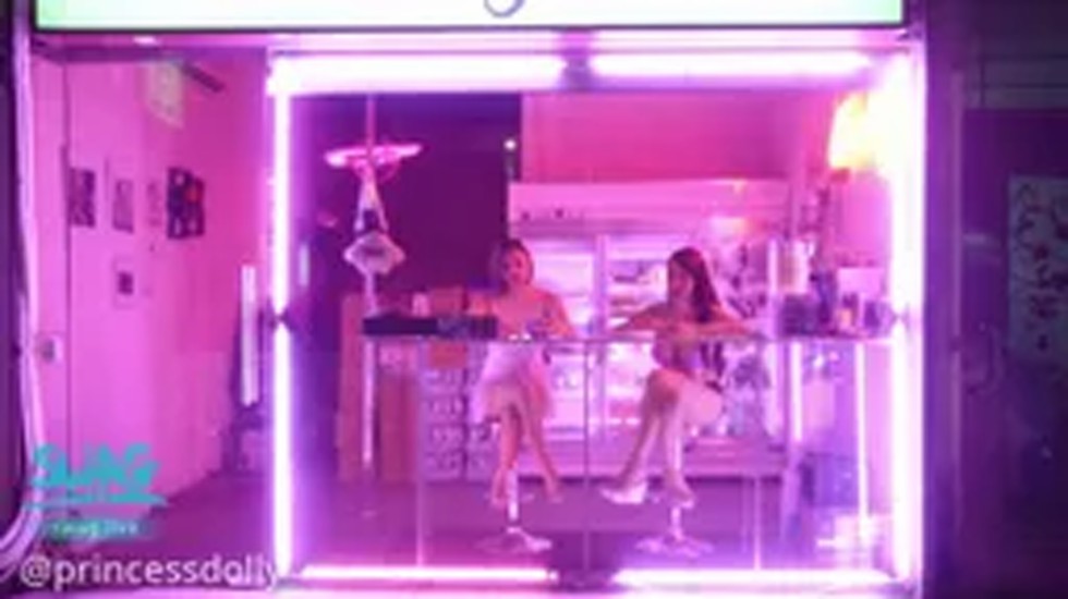 【SWAG】騷浪檳榔姐妹花被男客人從檳榔攤帶回出租套房?（上）