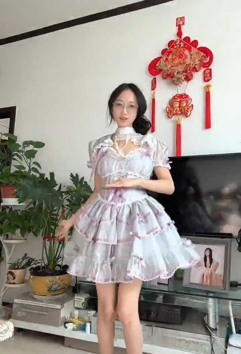 HLBDY抖音27W粉丝网红【温柔馨馨】约炮视频流出，直播时故意走光拍<span style="color: #ff5b82">自</span><span style="color: #ff5b82">慰</span>福利视频，十个眼镜妹九个骚名不虚传！