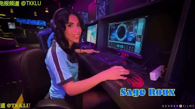 骚母狗在网吧找鸡吧吃当众做爱