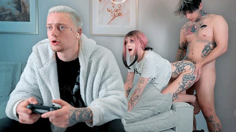 在我朋友的女朋友看不见的时候在他背后操她pinkloving