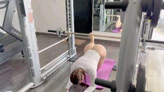 【yinyleon】大屁股锻炼后健身房性爱