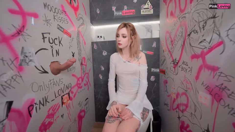 她隔着墙在浴室的荣耀洞里吮吸大鸡巴