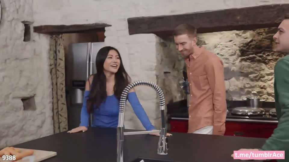 【欧美】朋友的骚妻，第一次见面，兄弟的未婚妻就拿下了我