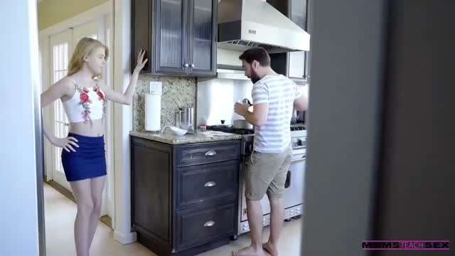 【欧美】小伙子下催情药把妈妈和姐姐一起搞操了，最终被工作结束的<span style="color: #ff5b82">父</span><span style="color: #ff5b82">亲</span>发现了#性交#挑逗#骚逼#双飞#射精