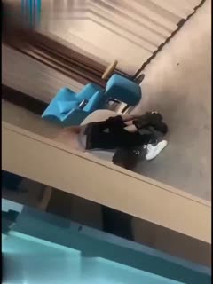 兄弟你这也太猴急了房间门都没关好衣服都不脱扯下裤子就要提枪插入这下被人偷拍了把