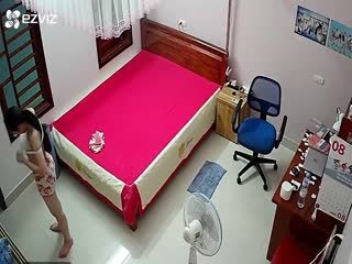 精品TP家庭网络破解摄像头记录长相清纯学生妹生活不检点BB抹药