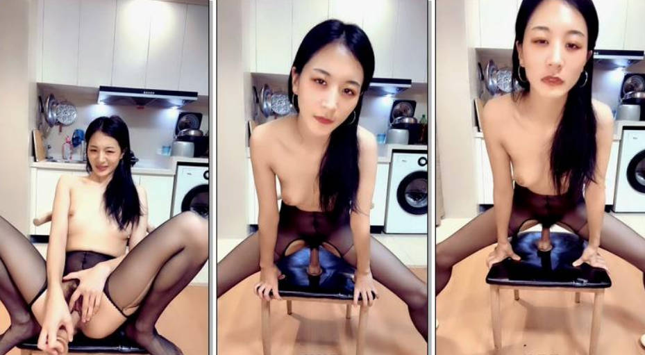 黑丝露脸风骚少妇激情一夜大秀直播，在厨房陪狼友发骚，淫声荡语道具不停蹂躏骚穴，浪叫呻吟不止高潮不断