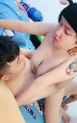 无毛逼露脸小可爱跟小哥激情啪啪性爱直播，性感的纹身让小哥揉奶玩逼，多体位蹂躏抽插，浪叫不止表情好骚啊