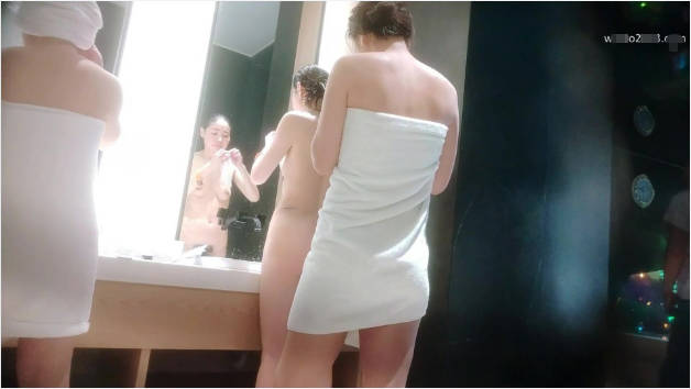 澡堂子偷窥多位年轻的少妇洗澡其中一个大腿上全是纹身的少妇奶大B美难得的极品5140